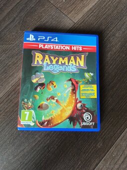 Ps4 pro 1tb +3x ovladač +4hry - 10