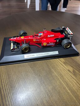Ferrari F310/2 1:18(1996) - 10