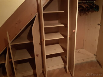 2 postele, pod nimi skříně - 10