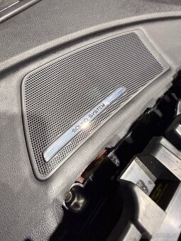 Alcantara sedačky Superb 2 + Kožený Sound System tapecírunk - 10