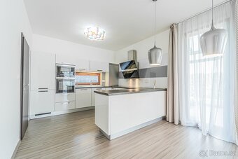 Prodej RD 5+kk/terasa, bazén, zimní zahrada, tepelné čerpadl - 10