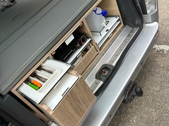 Camper s postelí a možností kuchyňky - 10