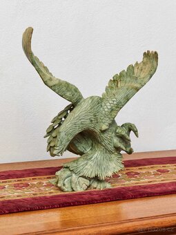 Socha stylizovaného orla z mastku – ručně vyřezávaná dekorac - 10