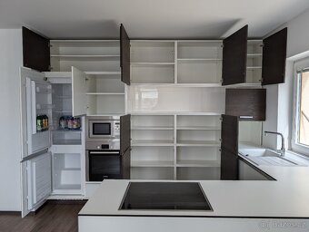 Luxusní moderní kuchyně s ostrůvkem včetně spotřebičů - 10