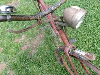 Prodám staré pánské jízdní kolo /nepůvodní barva/. Skladován - 10