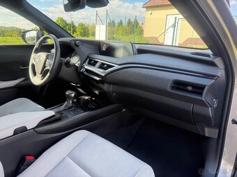 Lexus UX 250h, 2.0L Hybrid - 10