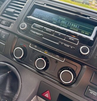 VOLKSWAGEN TRANSPORTÉR T5 / T5.1 2013 3 MIESTA ZAHRADKA - 10