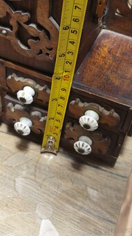 Dřevěná, zdobená skříňka . - 10