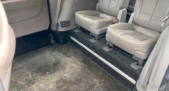 Kia Carnival 2.2 CRDI 143 kW v úpravě pro hendikepované - 10
