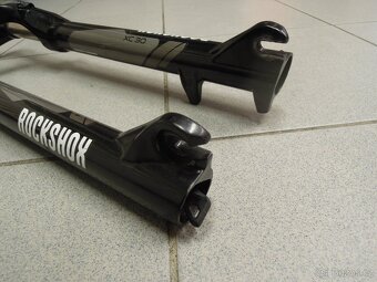 odpružená vidlice RockShox - 10