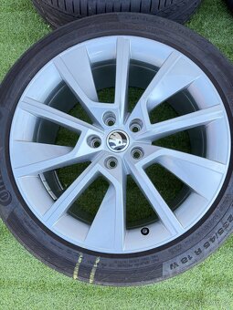 Škoda Superb 3 - 235/45 R18 LETNÍ ORIGINÁLNÍ SADA - 10
