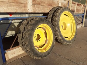 Prodám kultivační kola John Deere - 10