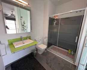 Vila s terasou a bazénem, Španělsko - 10