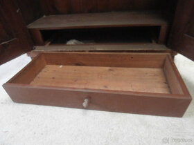 Skříň starožitná dřevěná s vnitřní zásuvkou za 1000 kč - 10