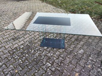 Americká lednice, dětské kolo, myčka nádobí a jídelní stůl. - 10