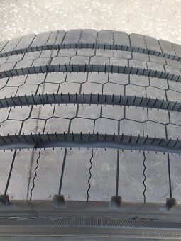 Pneu 265 / 70 R17,5 Přední vodící pneu. - 10