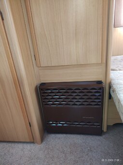 Karavan Dethleffs camper se stanem a zimní plachtou - 10