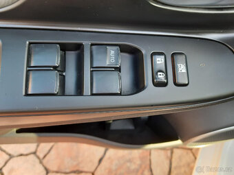Toyota yaris 1,5 hybrid 9/2014 lift naj 127 tis km - 10