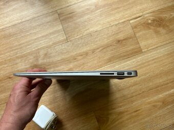 Apple MacBook Air 13" i5, 256GB SSD, 4GB RAM - 10