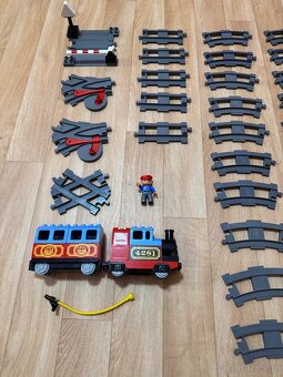 Lego Duplo kompletní železnice, koleje, vagón, lokomotiva,.. - 10