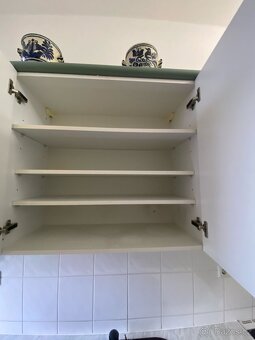 Moderní kuchyňská linka se spořebiči - 10