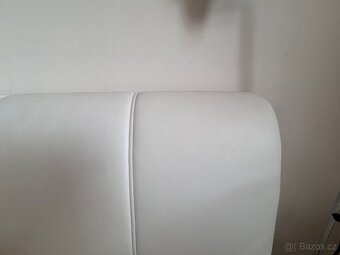 Kožená postel s roštem a matrací, dřevěné nohy - 10