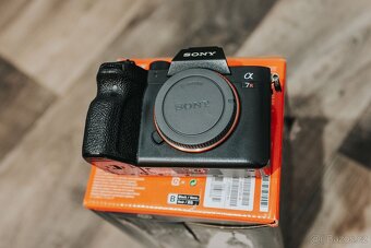 Sony a7RIV - kompletní balení - 10