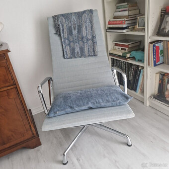 Křeslo VITRA Eames EA 124125 s podnožkou - 10