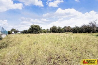 Sebranice - zahrada, příjezdová asfaltová komunikace, oploce - 10