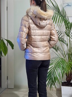 Dámská světle hnědá měděná lesklá bunda - 10