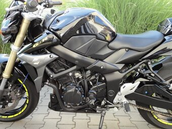 SUZUKI GSR750 - 10