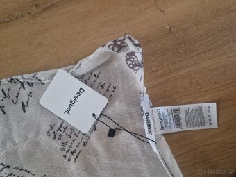 Desigual nový značkový šátek Signature černo bílý - 10