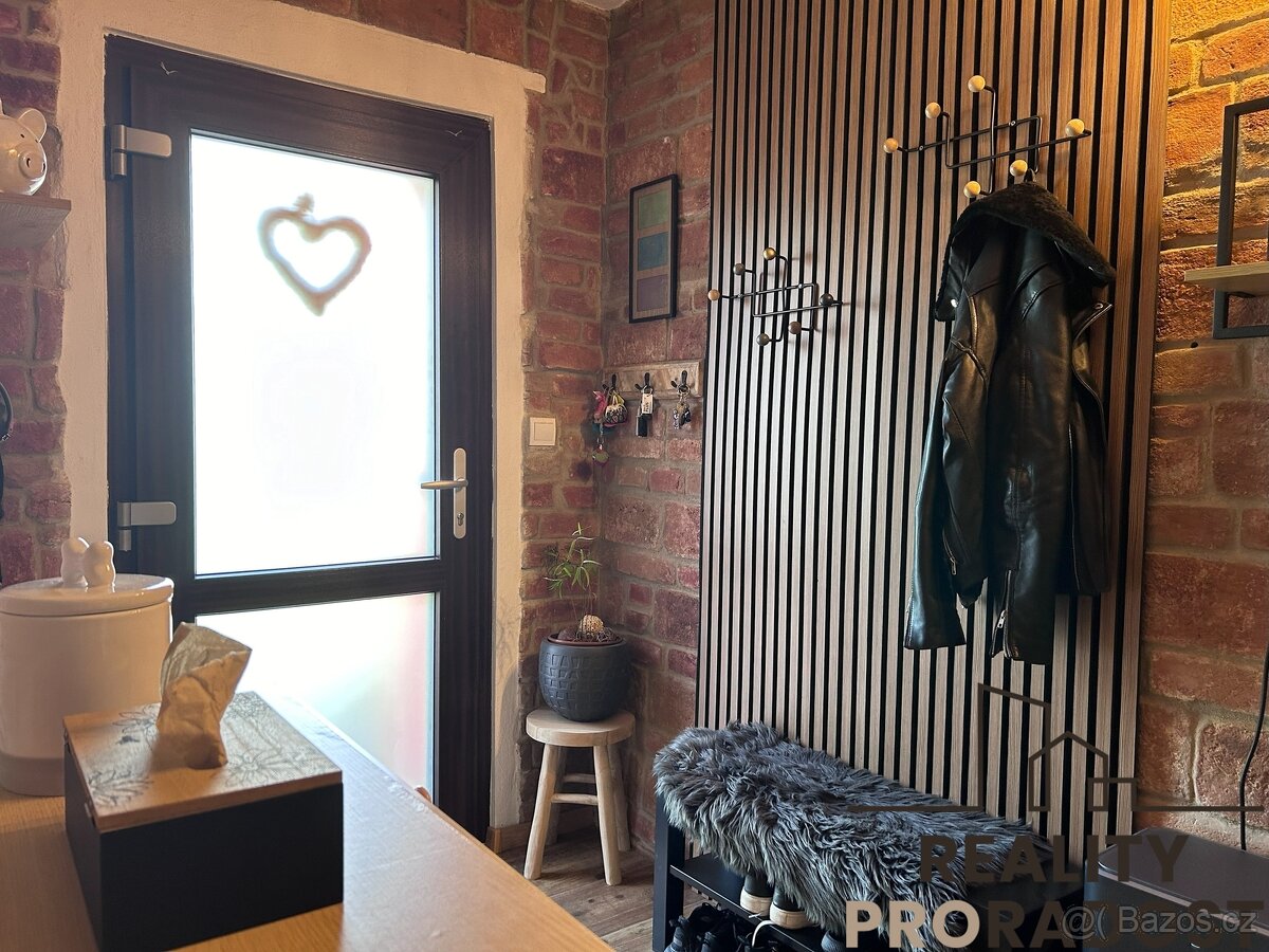 Rodinný dům 7+kk, který má styl, srdce i garáž – Kuchařovice - 11