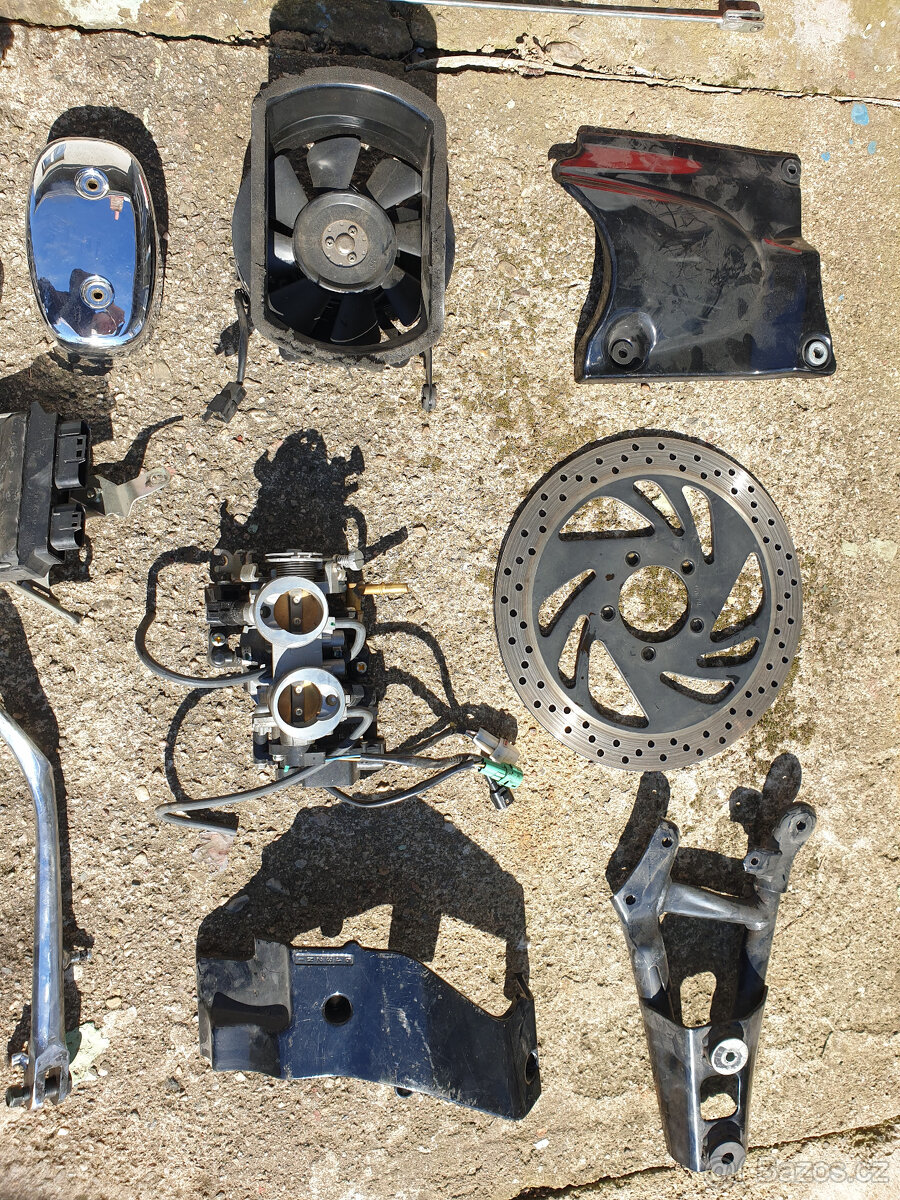 Prodám náhradní díly suzuki M 800 intruder, od r. v. 2005 - 11