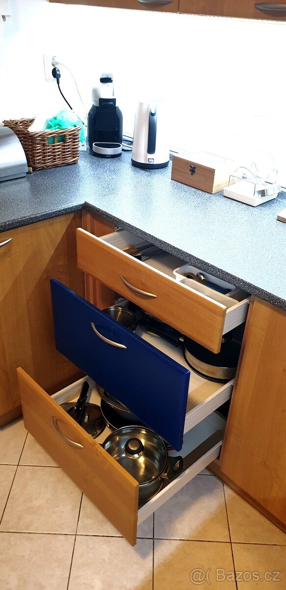 kuchyň s funkčními spotřebiči v zachovalém stavu - 11