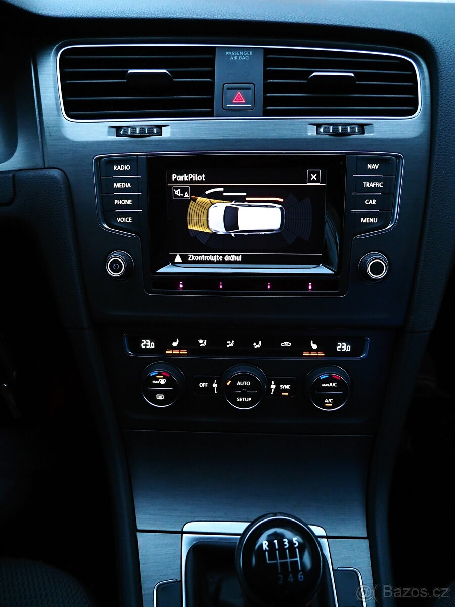 VW Golf 7 1,2 TSI Climatron/PDC/Park Assist/výhřev/temp/NAVI - 11