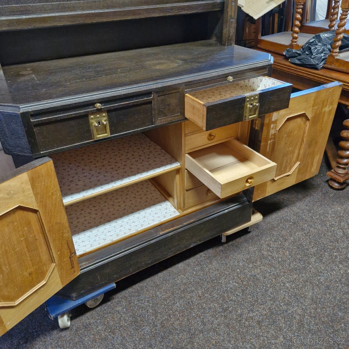 Starožitný příborník a komoda - 11