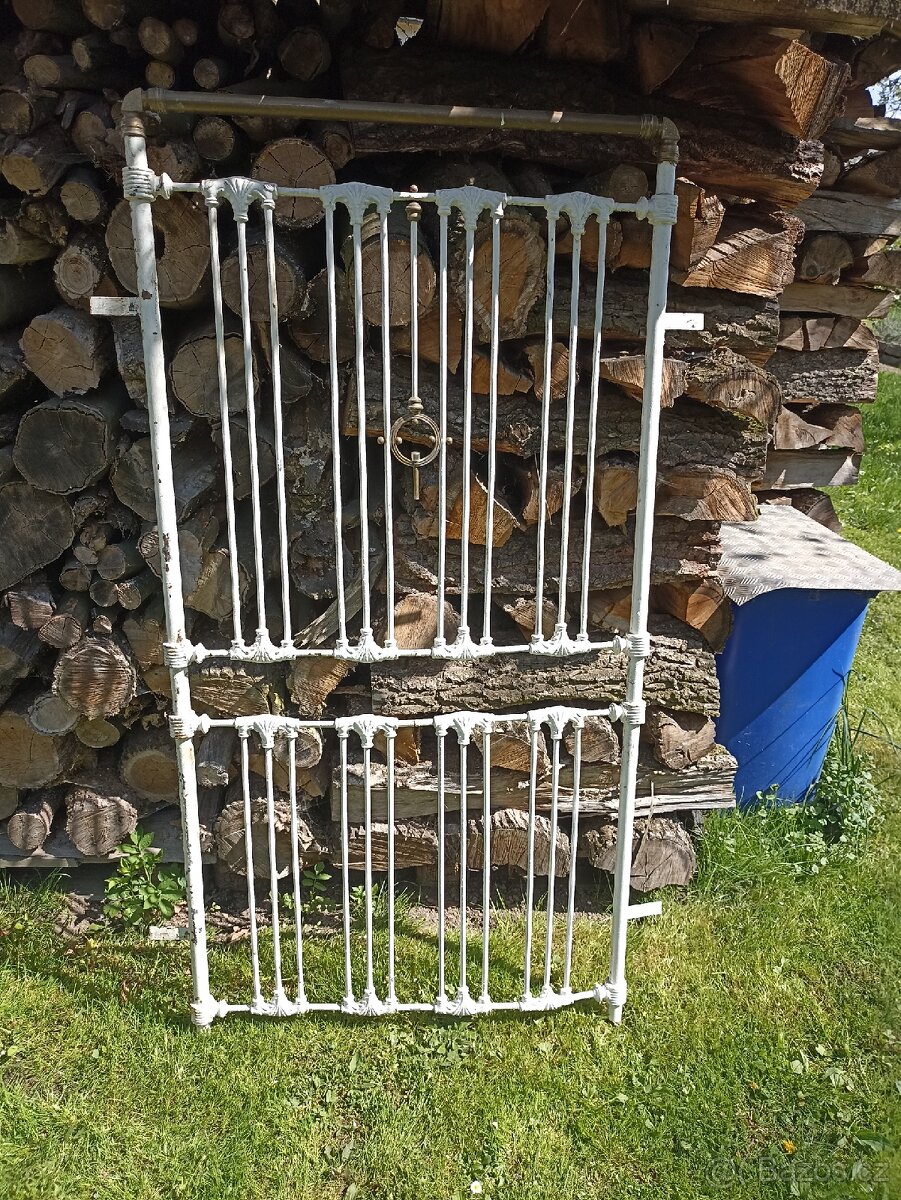 Stará, kovová mřížka s mosaznými prvky - 11