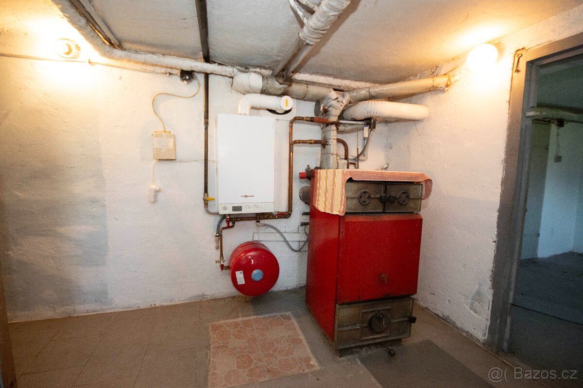 Prodej prostorného rodinného domu s dvěma byty a zahradou - 11