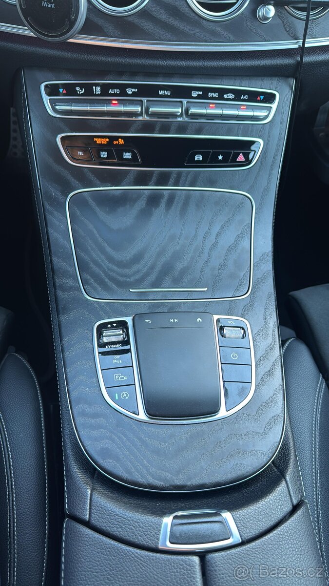 Mercedes E220d 4MATIC, AMG, 1.majitel, 2021 - 11