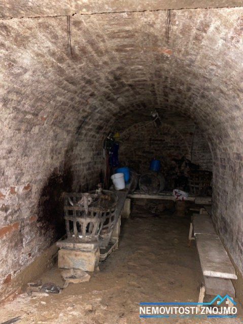 Prodej pozemku 139m2, s podzemním vinným sklepem, Hodonice - 11