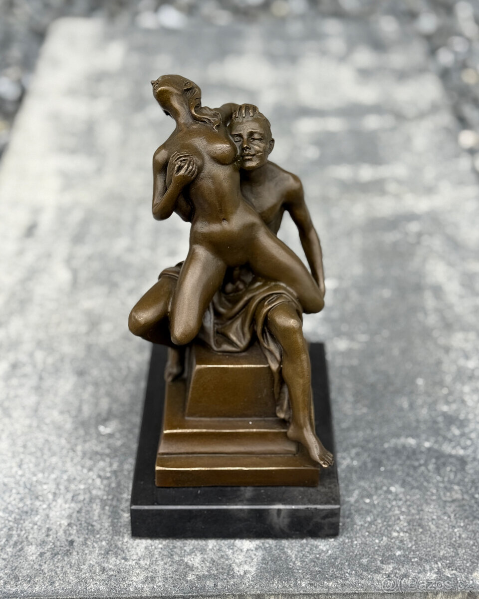 Erotická bronzová socha Obnažený milenecký pár smyslný dekor - 11