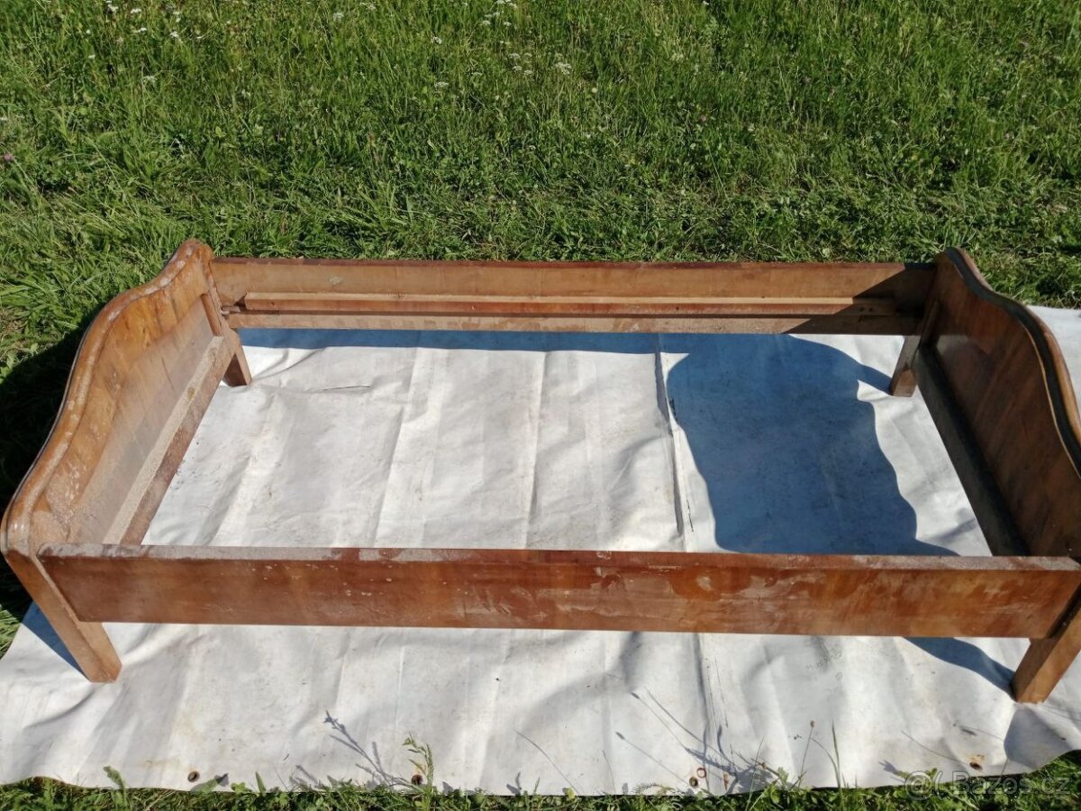 Válendy, skříňky, postele, staroýitmé postele po prababičce - 11