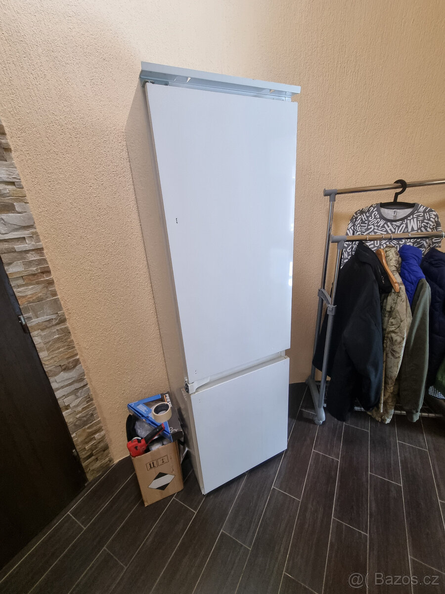 Darují za odvoz vestavnou ledničku Whirpool - 11