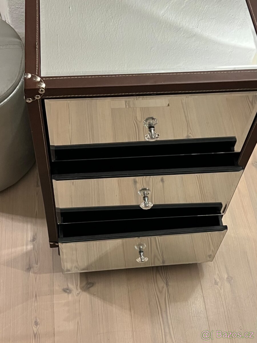Zrcadlová komoda – 3 zásuvky, kožené detaily, krásný stav - 11