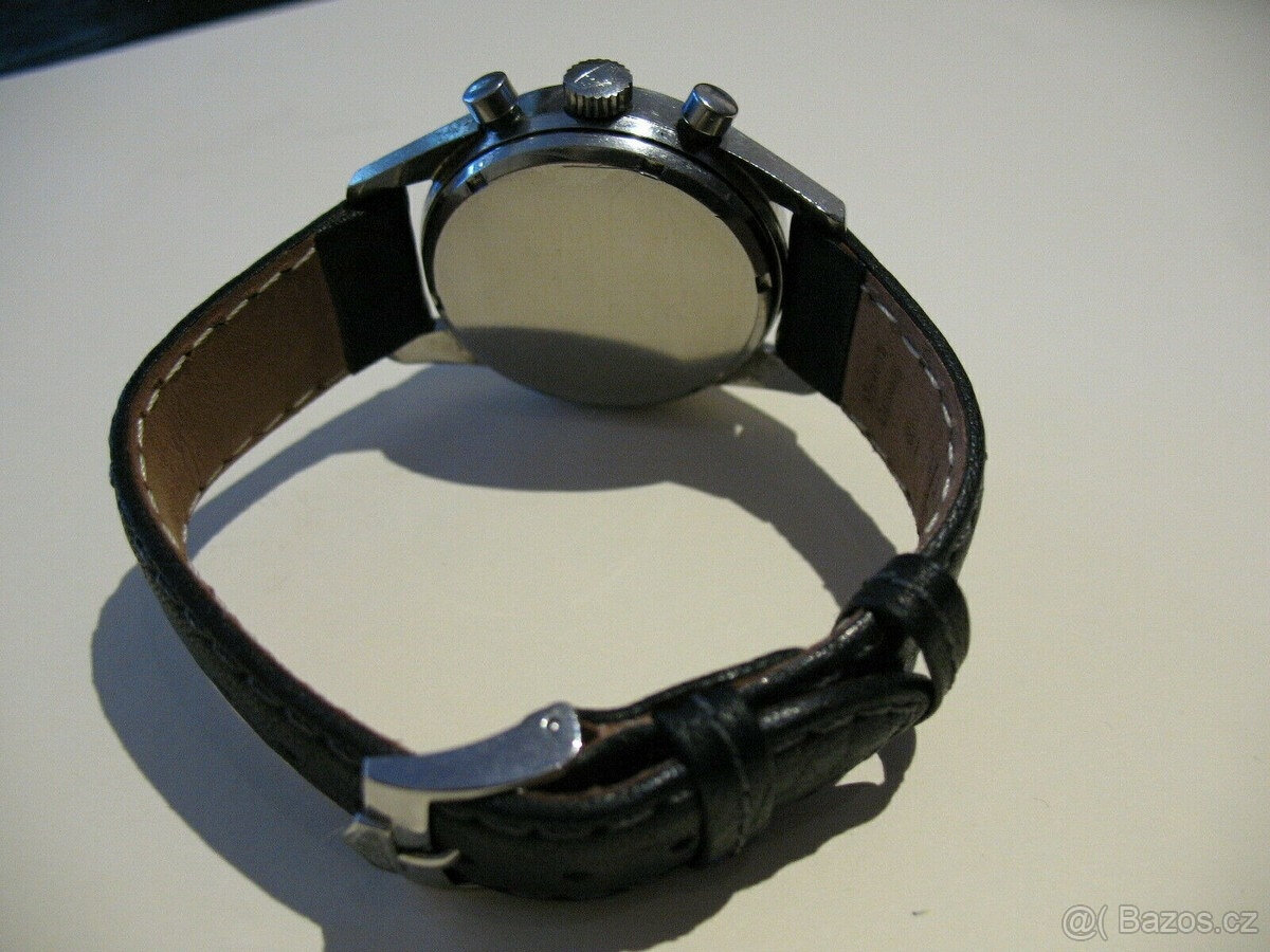 HEUER CARRERA VINTAGE Chronograf s červenou datovkou ve 12 h - 11