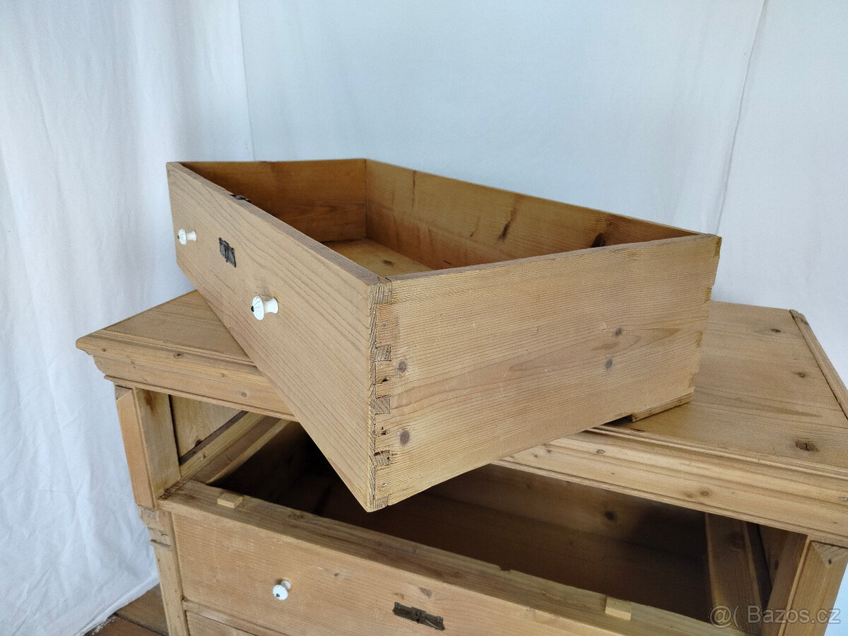 Starožitná šuplíková komoda - 11