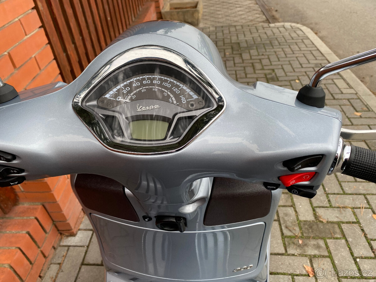 Vespa GTS 300 Hpe (2021) - 11