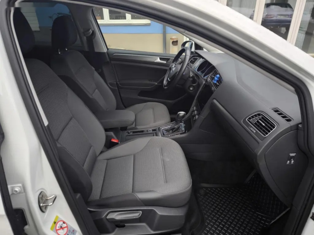 Volkswagen e-Golf - 11