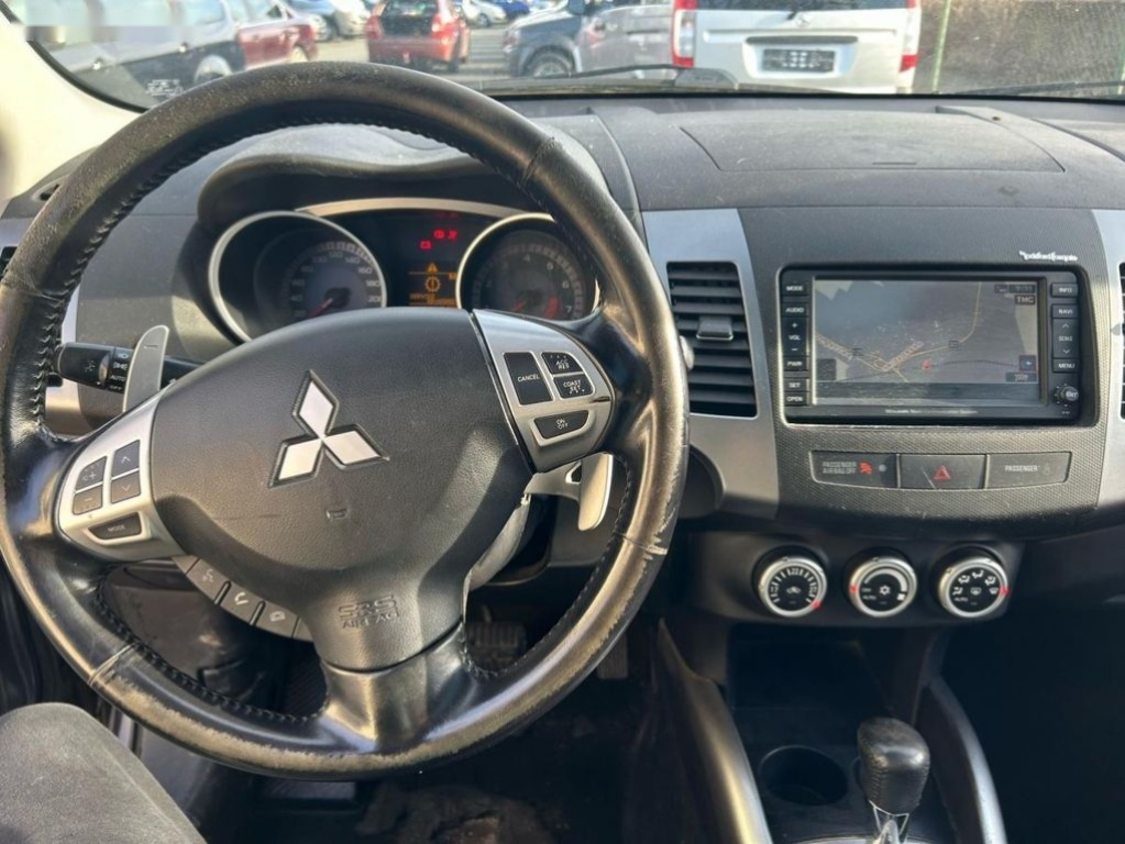 Mitsubishi Outlander,2.4 4x4 7 míst max. výbava - 11